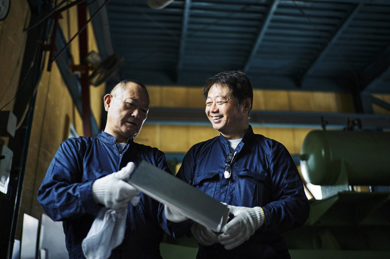 溶接工場男性二人